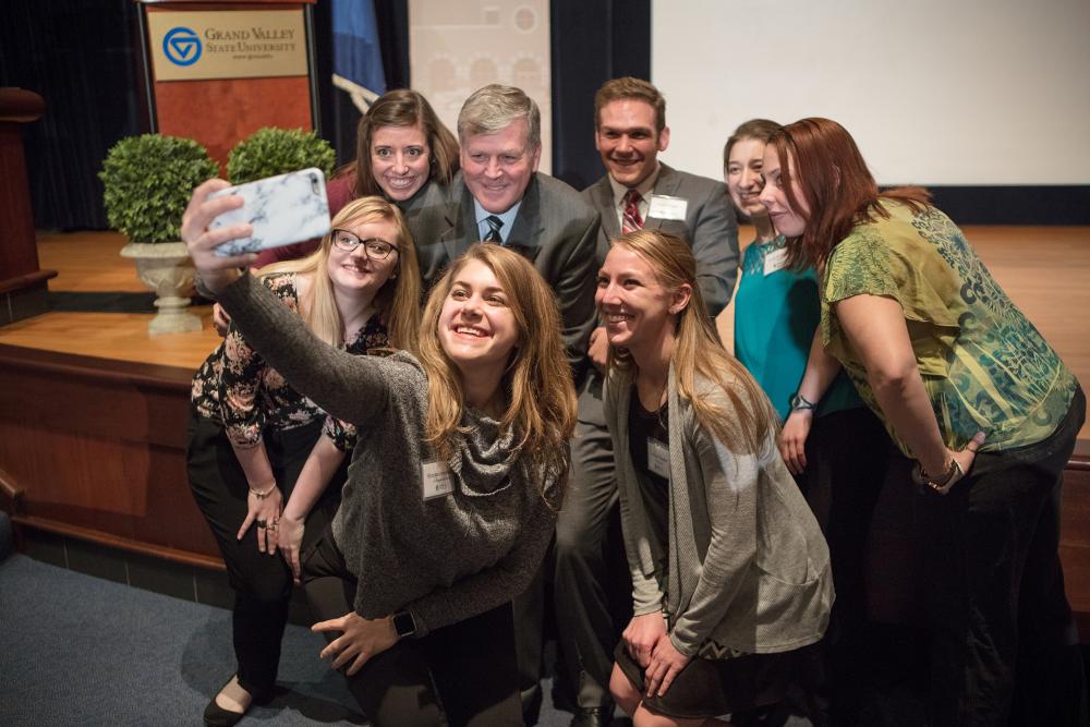 3MT participants getting a selfie with T. Haas!